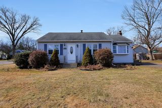 24 Herbert St, Longmeadow, MA 01106