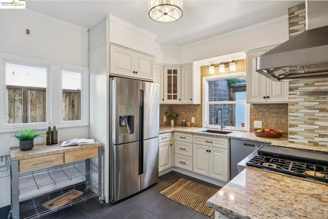 2749 E 17th St, Oakland, CA 94601