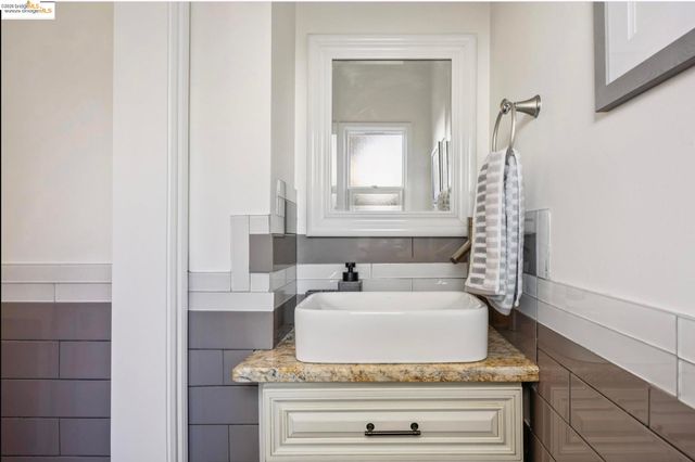 2749 E 17th St, Oakland, CA 94601