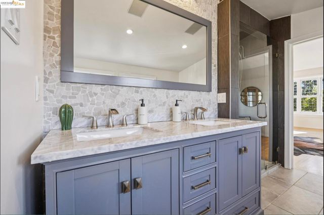 2749 E 17th St, Oakland, CA 94601