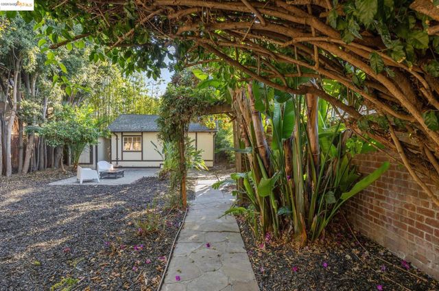 2749 E 17th St, Oakland, CA 94601