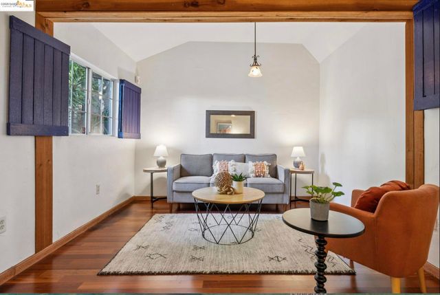 2749 E 17th St, Oakland, CA 94601