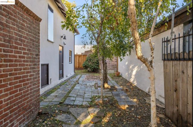 2749 E 17th St, Oakland, CA 94601