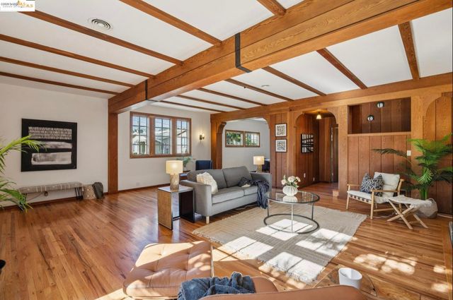 2749 E 17th St, Oakland, CA 94601