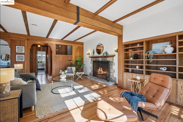 2749 E 17th St, Oakland, CA 94601