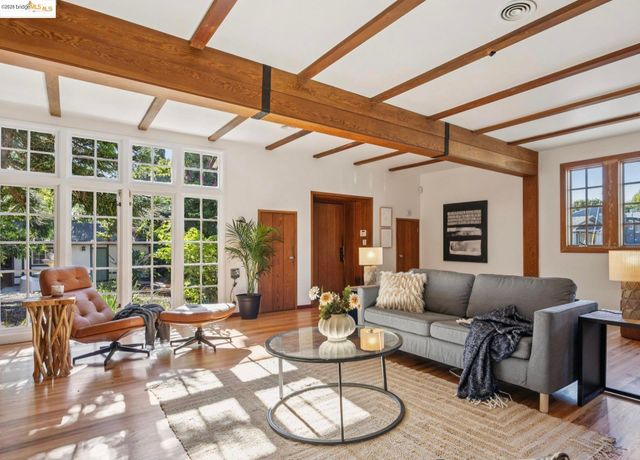 2749 E 17th St, Oakland, CA 94601