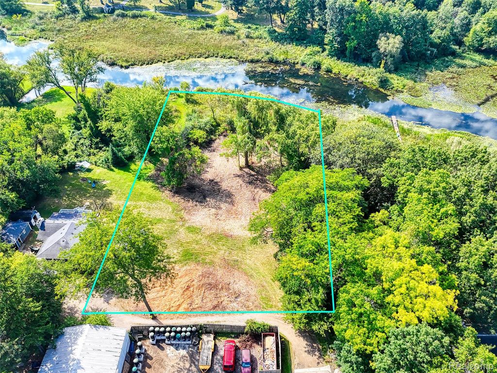 000 S Houghton St, Milford Village, MI 48381