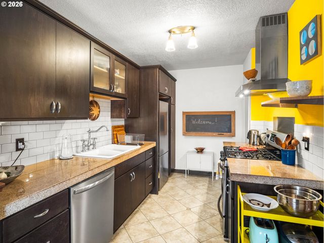 2025 Se CARUTHERS St 2, Portland, OR 97214