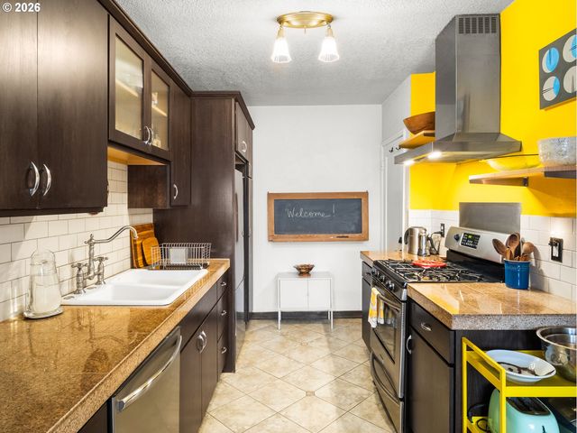 2025 Se CARUTHERS St 2, Portland, OR 97214