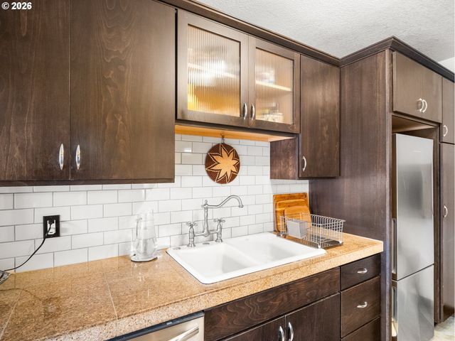 2025 Se CARUTHERS St 2, Portland, OR 97214