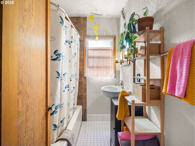 2025 Se CARUTHERS St 2, Portland, OR 97214