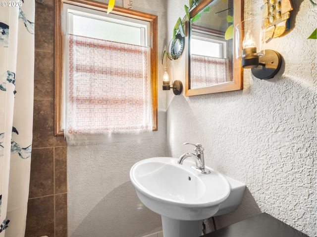 2025 Se CARUTHERS St 2, Portland, OR 97214
