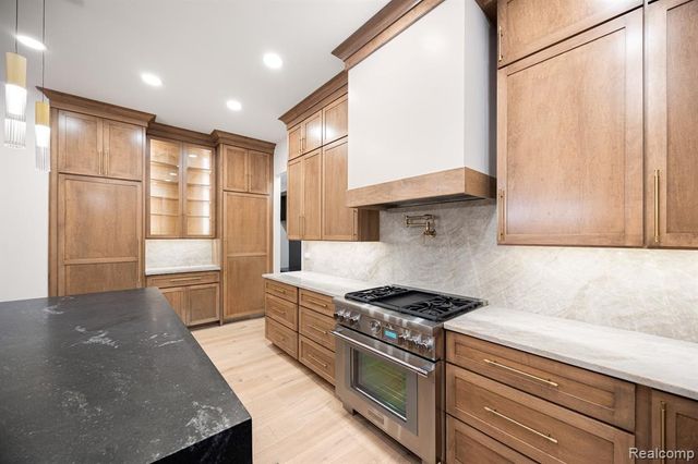 2455 Buckthorn Drive, Shelby Twp, MI 48316