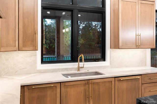 2455 Buckthorn Drive, Shelby Twp, MI 48316