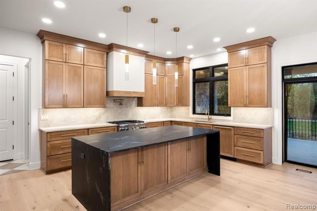 2455 Buckthorn Drive, Shelby Twp, MI 48316