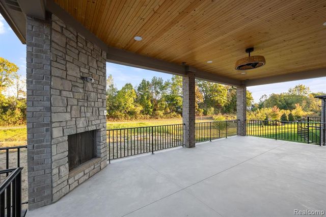 2455 Buckthorn Drive, Shelby Twp, MI 48316