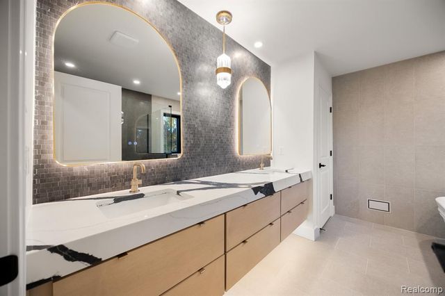 2455 Buckthorn Drive, Shelby Twp, MI 48316