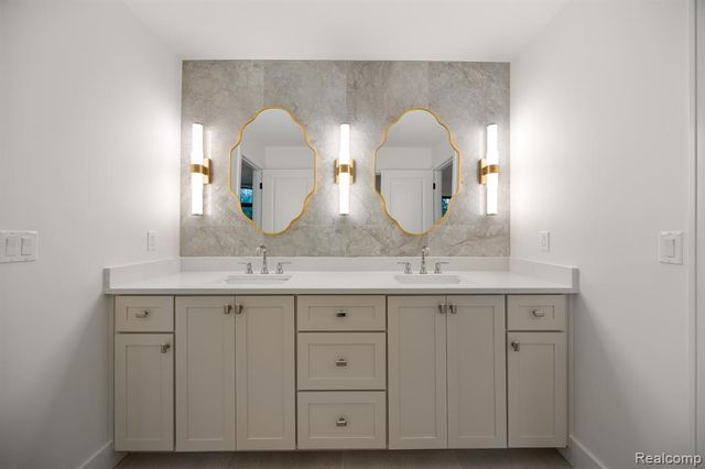 2455 Buckthorn Drive, Shelby Twp, MI 48316