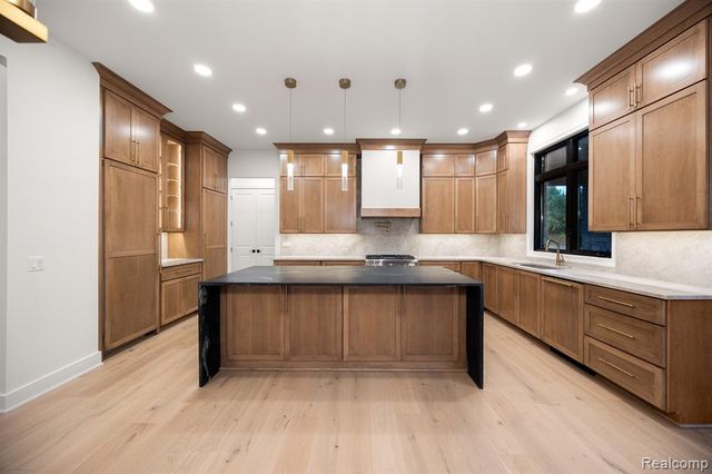 2455 Buckthorn Drive, Shelby Twp, MI 48316