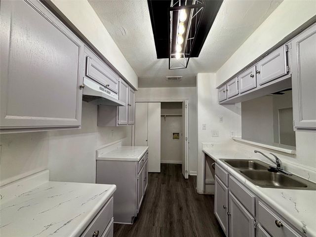 8299 Cambridge Street 2002, Houston, TX 77054