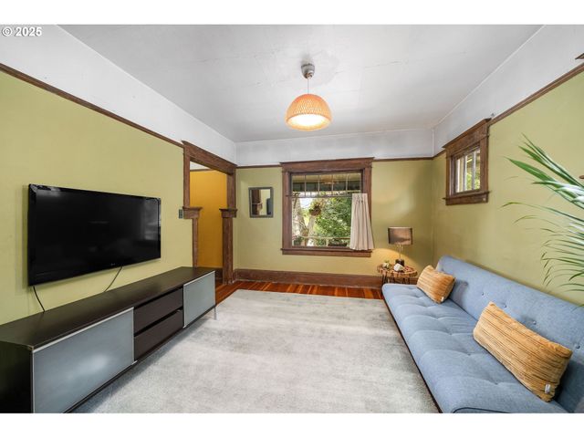 2869 Se SHERMAN St, Portland, OR 97214