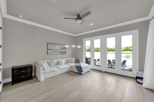22 Lakeside Cove, The Woodlands, TX 77380