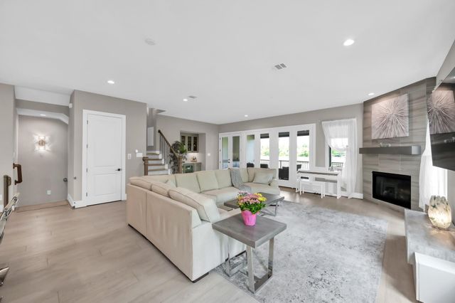 22 Lakeside Cove, The Woodlands, TX 77380