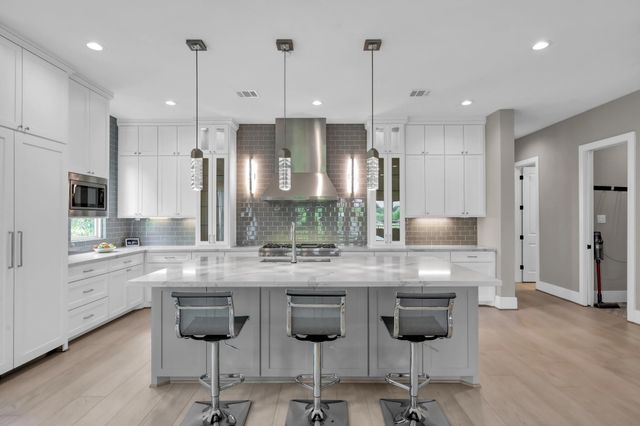 22 Lakeside Cove, The Woodlands, TX 77380