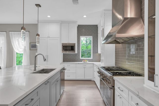 22 Lakeside Cove, The Woodlands, TX 77380