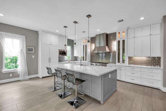 22 Lakeside Cove, The Woodlands, TX 77380
