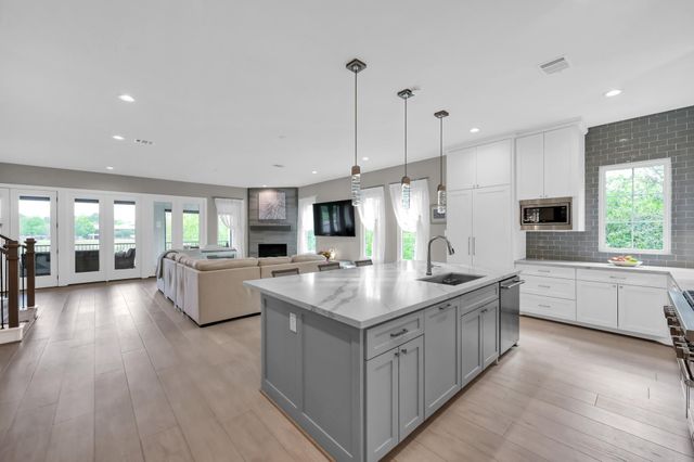 22 Lakeside Cove, The Woodlands, TX 77380