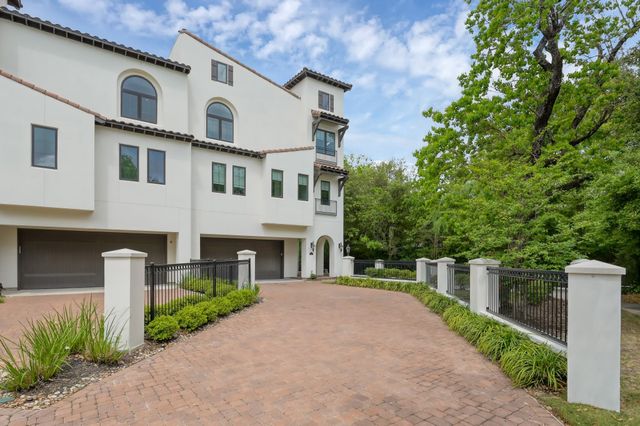 22 Lakeside Cove, The Woodlands, TX 77380