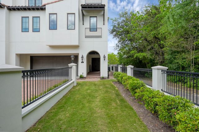 22 Lakeside Cove, The Woodlands, TX 77380