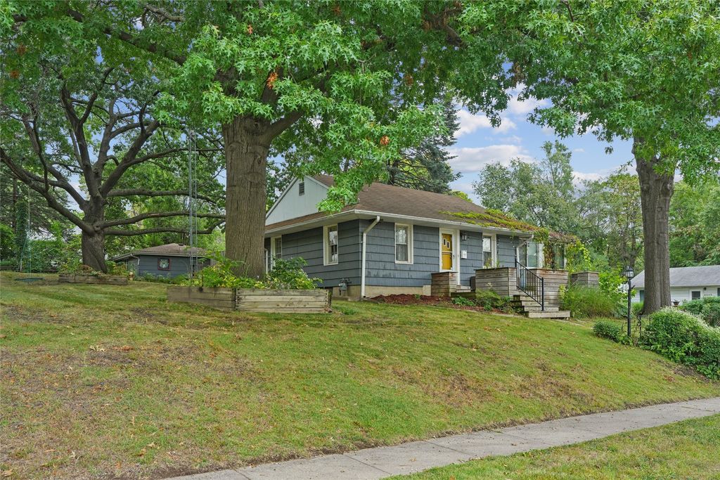 301 Davis Avenue, Des Moines, IA 50315
