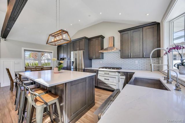 15 Main Parkway, Plainview, NY 11803