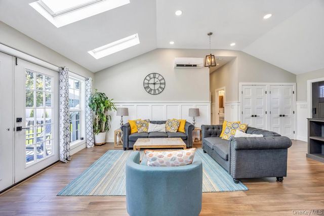 15 Main Parkway, Plainview, NY 11803