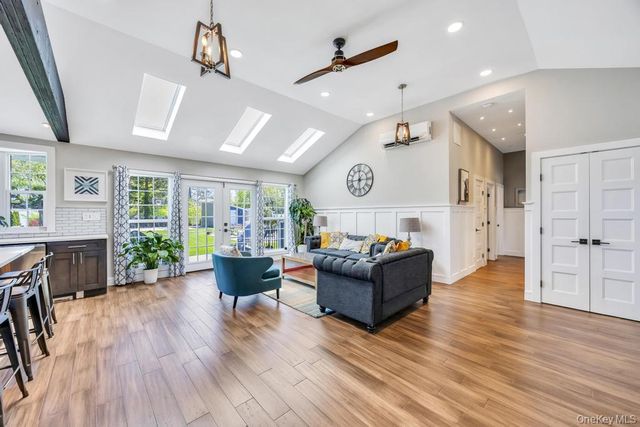 15 Main Parkway, Plainview, NY 11803