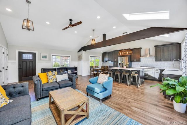 15 Main Parkway, Plainview, NY 11803