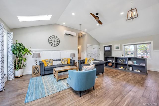 15 Main Parkway, Plainview, NY 11803