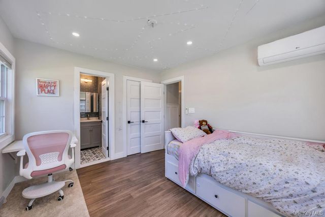 15 Main Parkway, Plainview, NY 11803