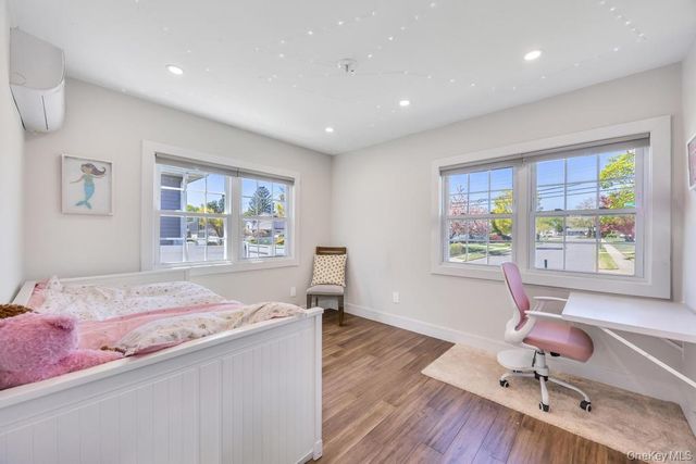 15 Main Parkway, Plainview, NY 11803