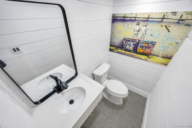 15 Main Parkway, Plainview, NY 11803