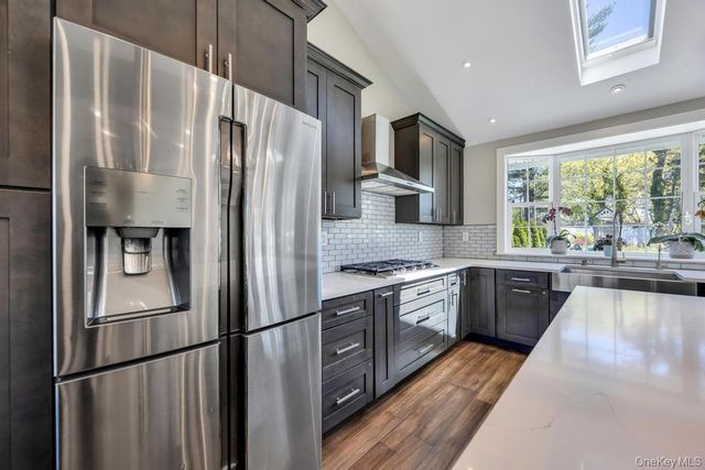 15 Main Parkway, Plainview, NY 11803