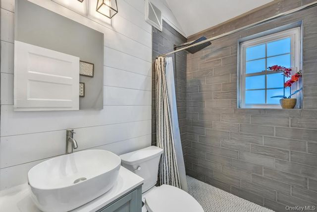 15 Main Parkway, Plainview, NY 11803