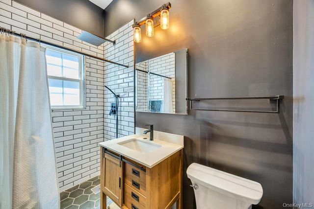 15 Main Parkway, Plainview, NY 11803