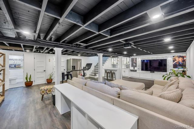 15 Main Parkway, Plainview, NY 11803