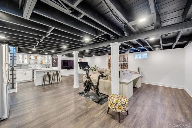 15 Main Parkway, Plainview, NY 11803