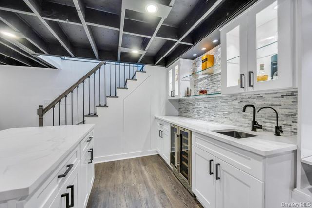 15 Main Parkway, Plainview, NY 11803