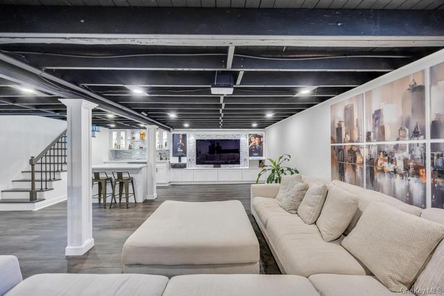 15 Main Parkway, Plainview, NY 11803