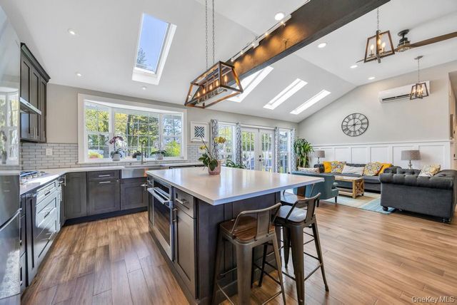 15 Main Parkway, Plainview, NY 11803